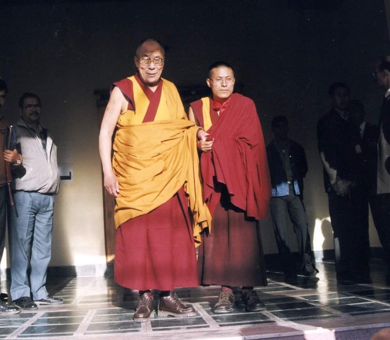 第十四世达赖喇嘛尊者于1989年正式认定仁波切为第五位多杰丹巴祖古的转世。