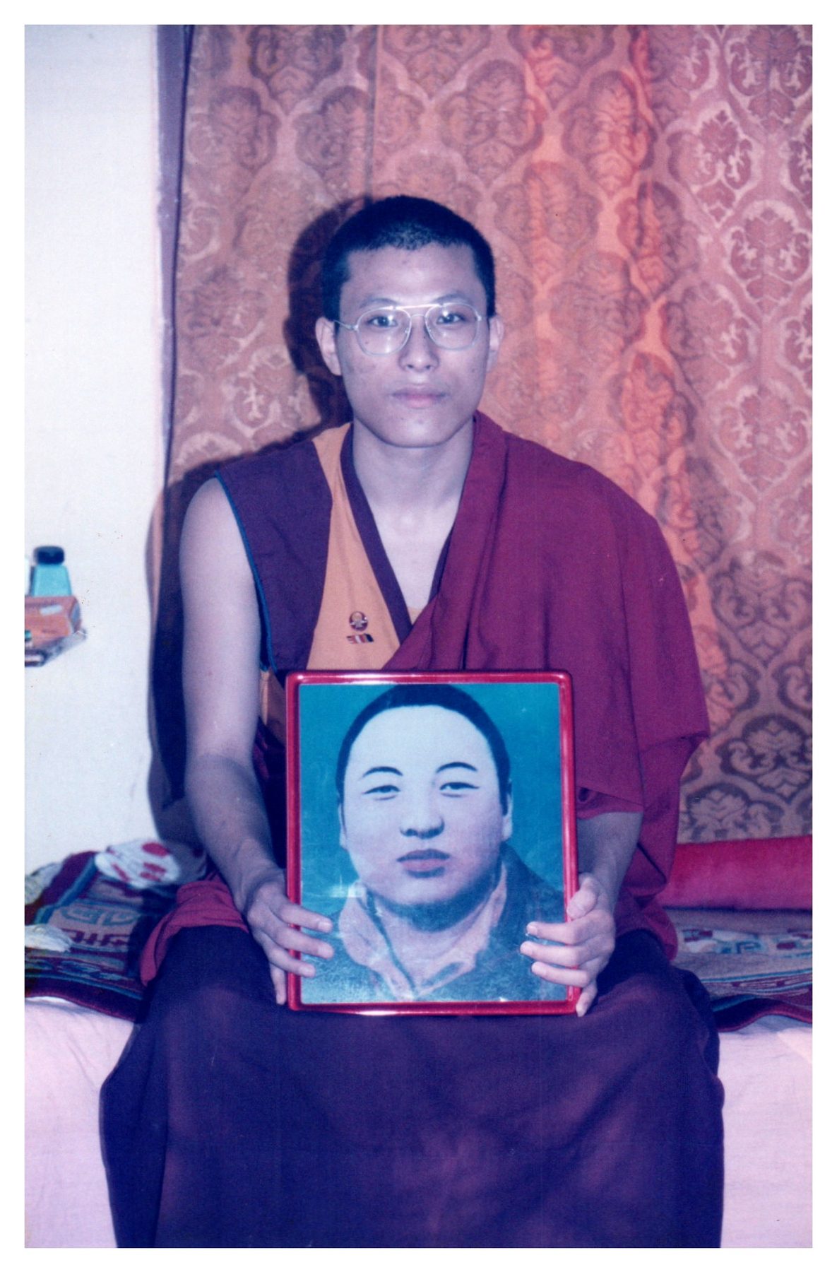 尊贵的贡噶多杰丹巴仁波切手持前任多杰丹巴 Jampal Lungthok 的法像