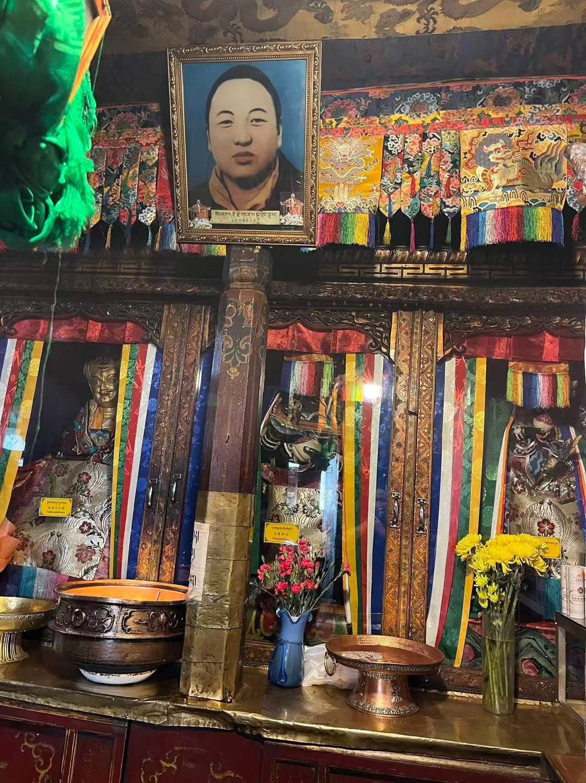 贡噶确德寺祭坛，附有第五位多杰丹巴祖古的画像